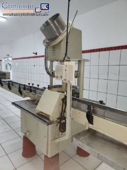 Tampadora com 12 bra�os para garrafas de vidro com tampa met�lica Zegla