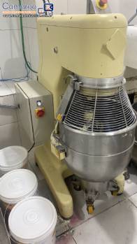 Batedeira planet�ria industrial Amadio 80 litros