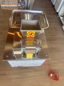 Formadora e recheadora autom�tica de salgados past�is bolinhos, empanadas Dingchang Machine TDM 80